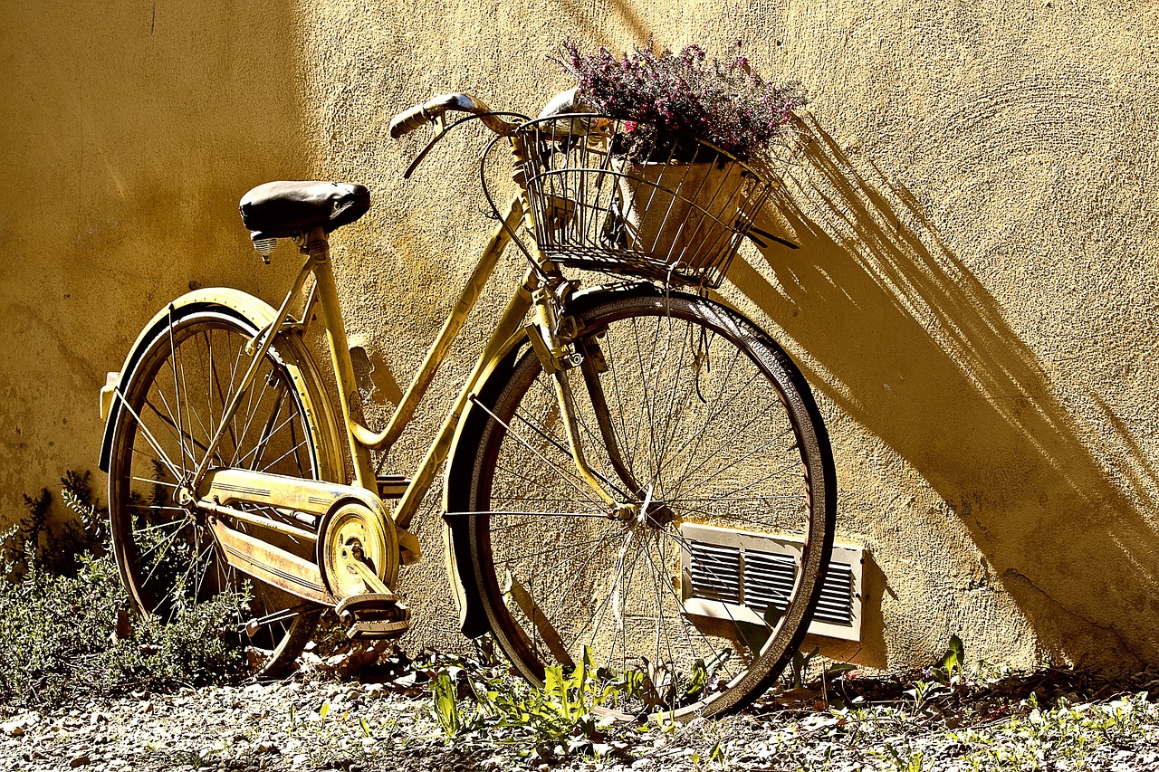 ¿Cuál es la marca de ropa asociada con la bicicleta?”